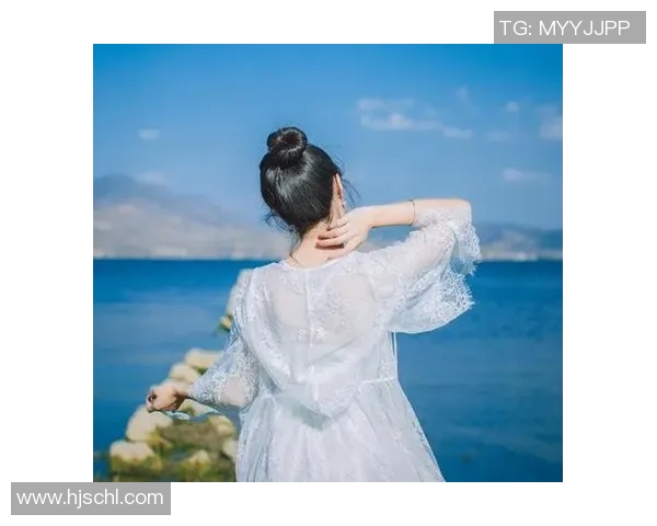 足球明星女友在海滩度假晒美照展现迷人身姿引发热议